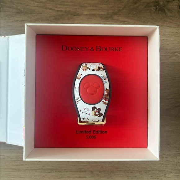 Disney Dooney & Bourke MagicBand 2, Holiday Dogs Limited Edition, Rare NWT - Picture 5 of 14